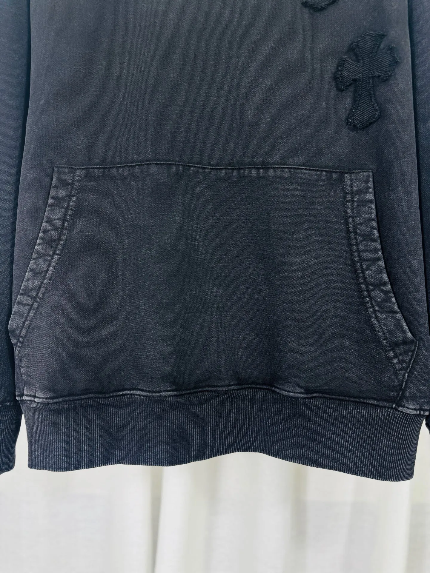P310 top version, real shot without P, ​​different from market currency) 𝗖𝗵𝗿𝗼𝗺𝗲 𝗛𝗲𝗮𝗿𝘁𝘀/Cro Heart 2025 washed and burned flower patch embroidered autumn and winter new original single counter American style 3D three-dimensional couple casual hooded sweatshirt 👑The highest version! Customized fabric 480g tripe terry fabric! American acid-washed and distressed original fabric, laser burning + patch embroidery, exquisite embroidery of letters! The best-selling model in the counter, very comfortable to wear. Accessories: original molded and authenticated collar label➕100% silk wash label. Genuine purchase-grade original hangtag➕matching hanging rope➕3D hanging beads➕original packaging bag. Craftsmanship: The original version has consistent wiring! The highest version of the armhole matching technique! Color: Black Red Size: S M L XL Style No.: 9331
